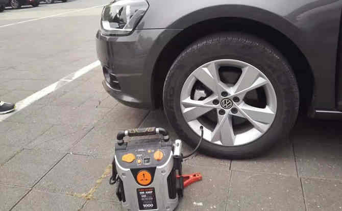 乡城汽车搭电案例